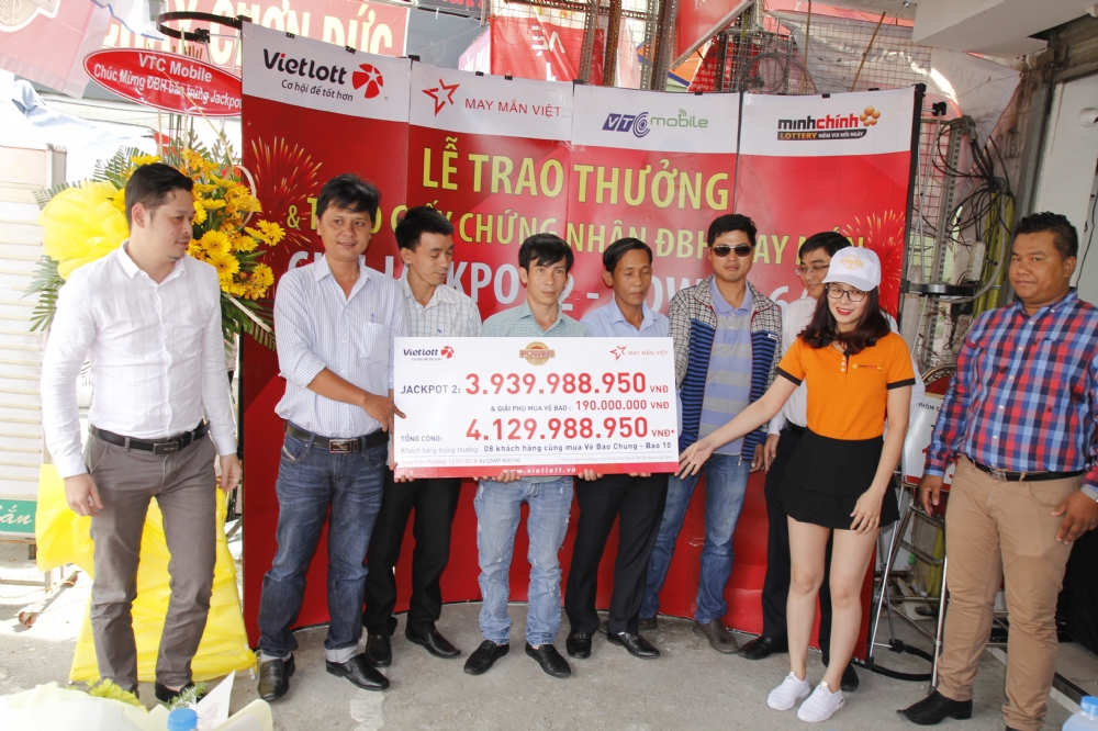 8 Khách Hàng Trúng Jackpot 2  Hơn 4 Tỉ Power 6/55 Nhận Thưởng Tại Điểm Bán Hàng