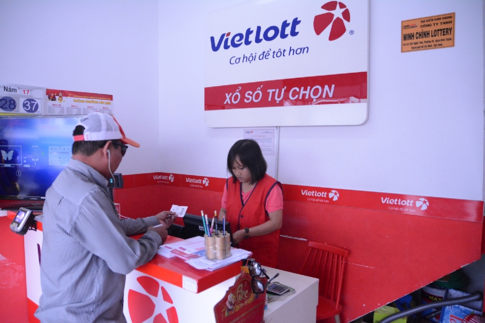 Hùn Tiền Mua Vé “Bao 10” 8 Người Tại TP.HCM Chia Nhau 4 Tỉ Đồng Xổ Số Vietlott