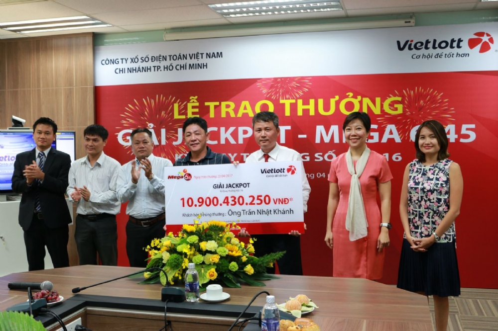Khách Hàng Đầu Tiên Công Khai Danh Tính, Hình Ảnh Khi Nhận Giải Jackpot