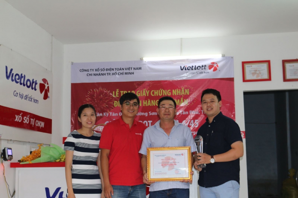 Trao Giấy chứng nhận Điểm bán hàng bán vé trúng Jackpot kỳ QSMT số 72